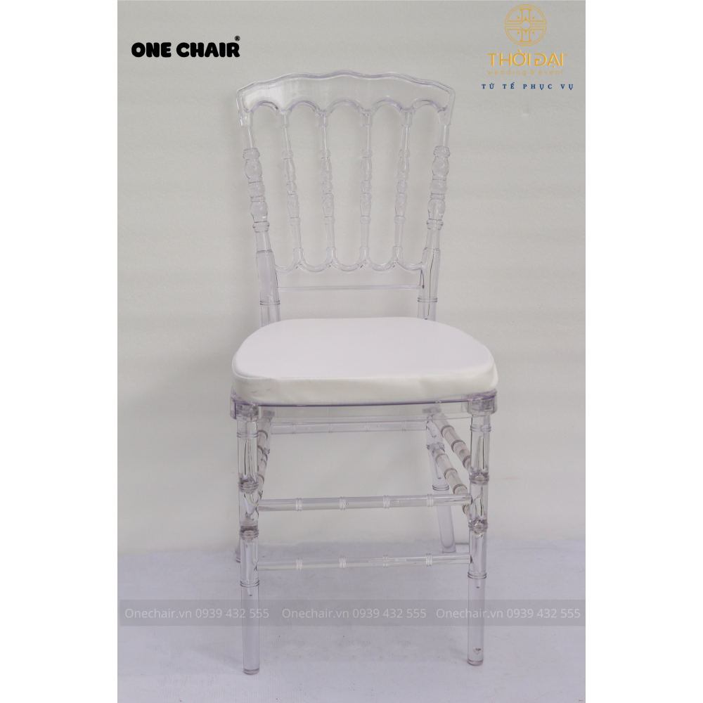 Ghế chiavari pha lê trong suốt cho sự kiện đám cưới ngoài trời sang trọng