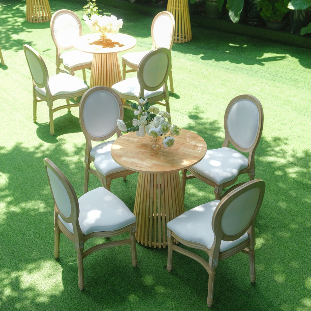 Louis XVI Nệm Trắng – Bàn Cocktail Gỗ / Vẻ Đẹp Kinh Điển Trong Sự Tươi Mới Ngoài Trời