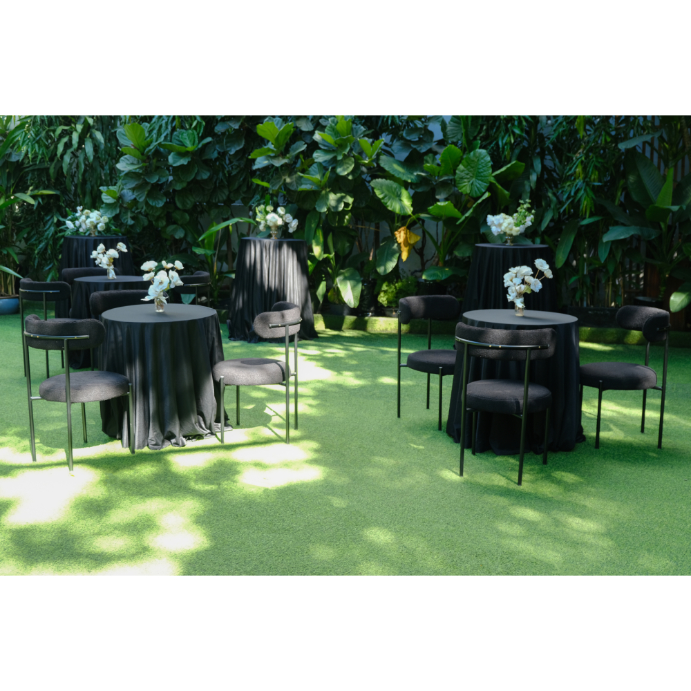 Bouclé Black Chair – Ghế Bouclé & Bàn Cocktail Đen / Cá Tính Tối Giản Trong Không Gian Tiệc Vườn