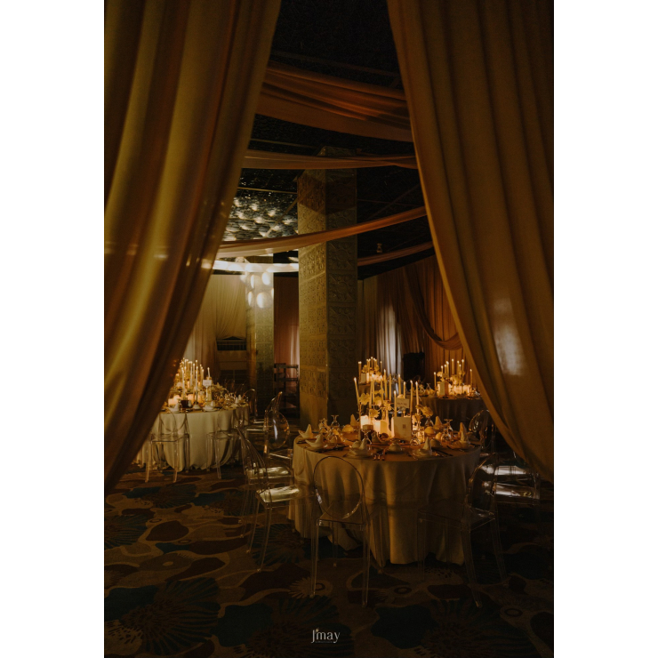 Vẻ Đẹp Trong Suốt Trong Không Gian Tiệc Cưới Ánh Nến Sang Trọng