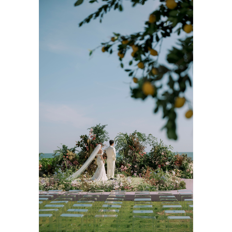 Luxury Wedding | Lễ Cưới Hiện Đại Giữa Biển Xanh – Vẻ Đẹp Trong Suốt Của Box Chair