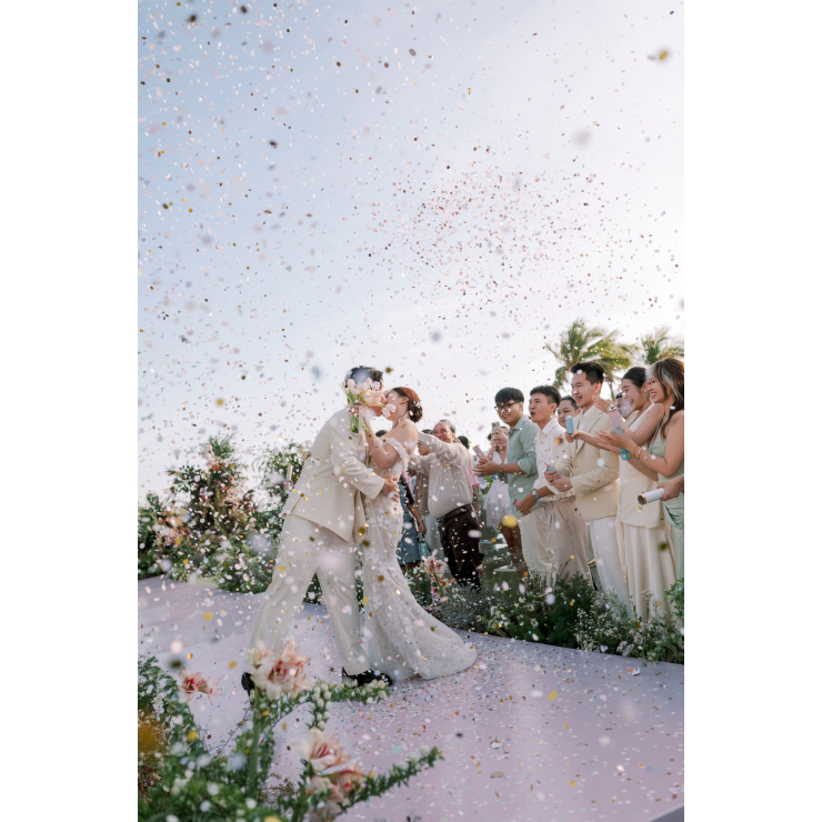 Luxury Wedding | Lễ Cưới Hiện Đại Giữa Biển Xanh – Vẻ Đẹp Trong Suốt Của Box Chair