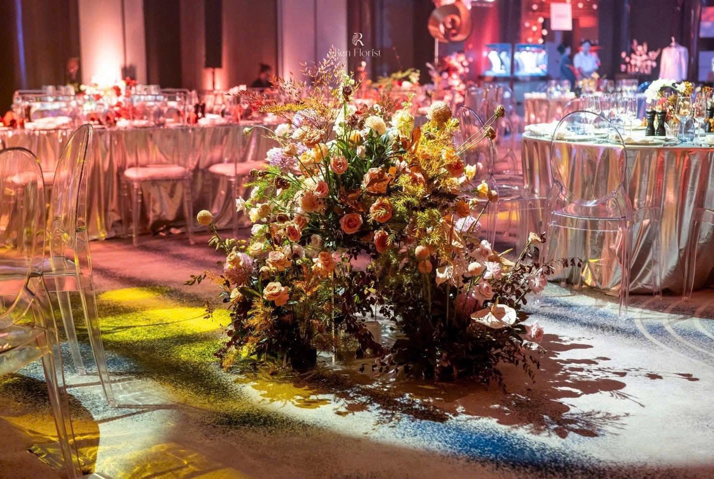 Wedding Symphony — Ren Florist đồng hành decor cùng ONE CHAIR trong không gian cưới cao cấp