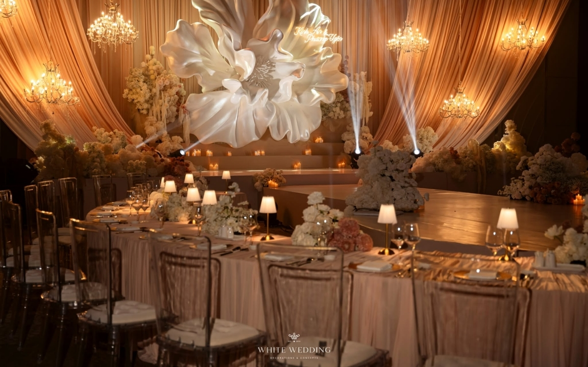 Bàn ghế tiệc cưới White Wedding Decor & More do ONE CHAIR cung cấp — không gian tiệc cưới cao cấp