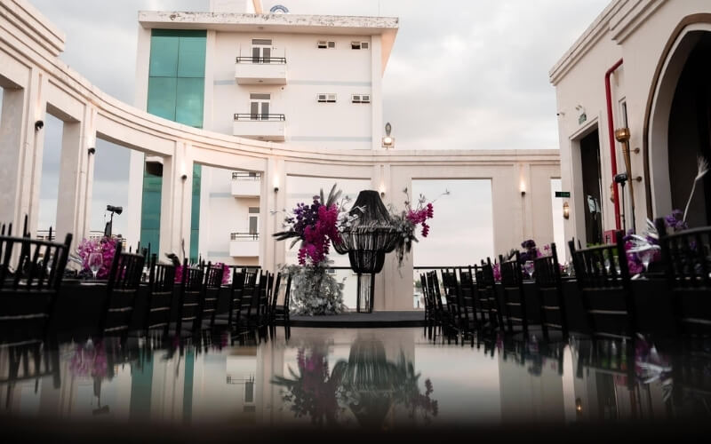 NINA Production × ONE CHAIR – Gala Women Of Our Time Gala Women Of Our Time do NINA Production sản xuất – ONE CHAIR cung cấp ghế Chiavari đen