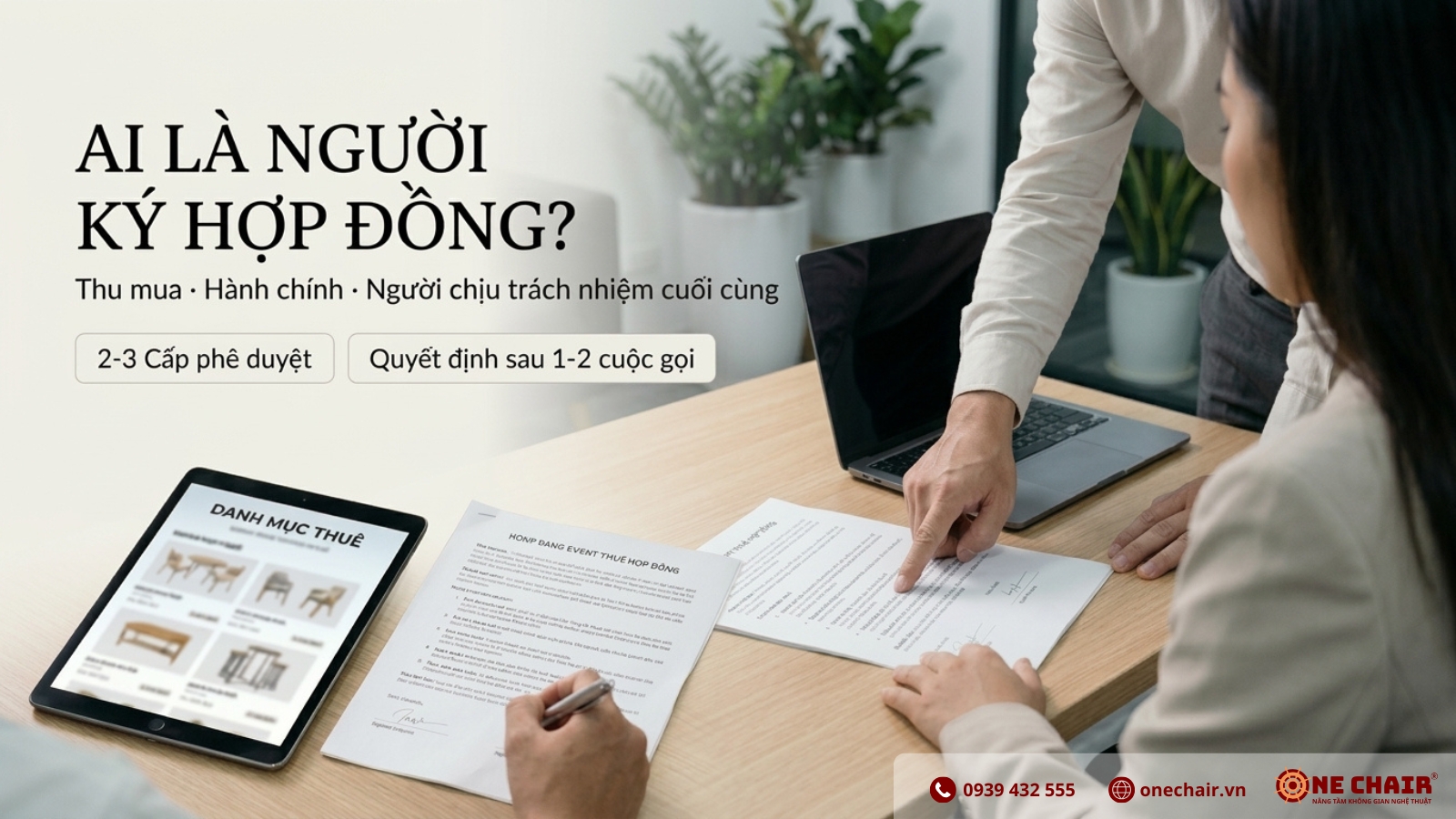 Procurement Manager và HC doanh nghiệp đang xem xét hợp đồng thuê nội thất sự kiện từ ONE CHAIR