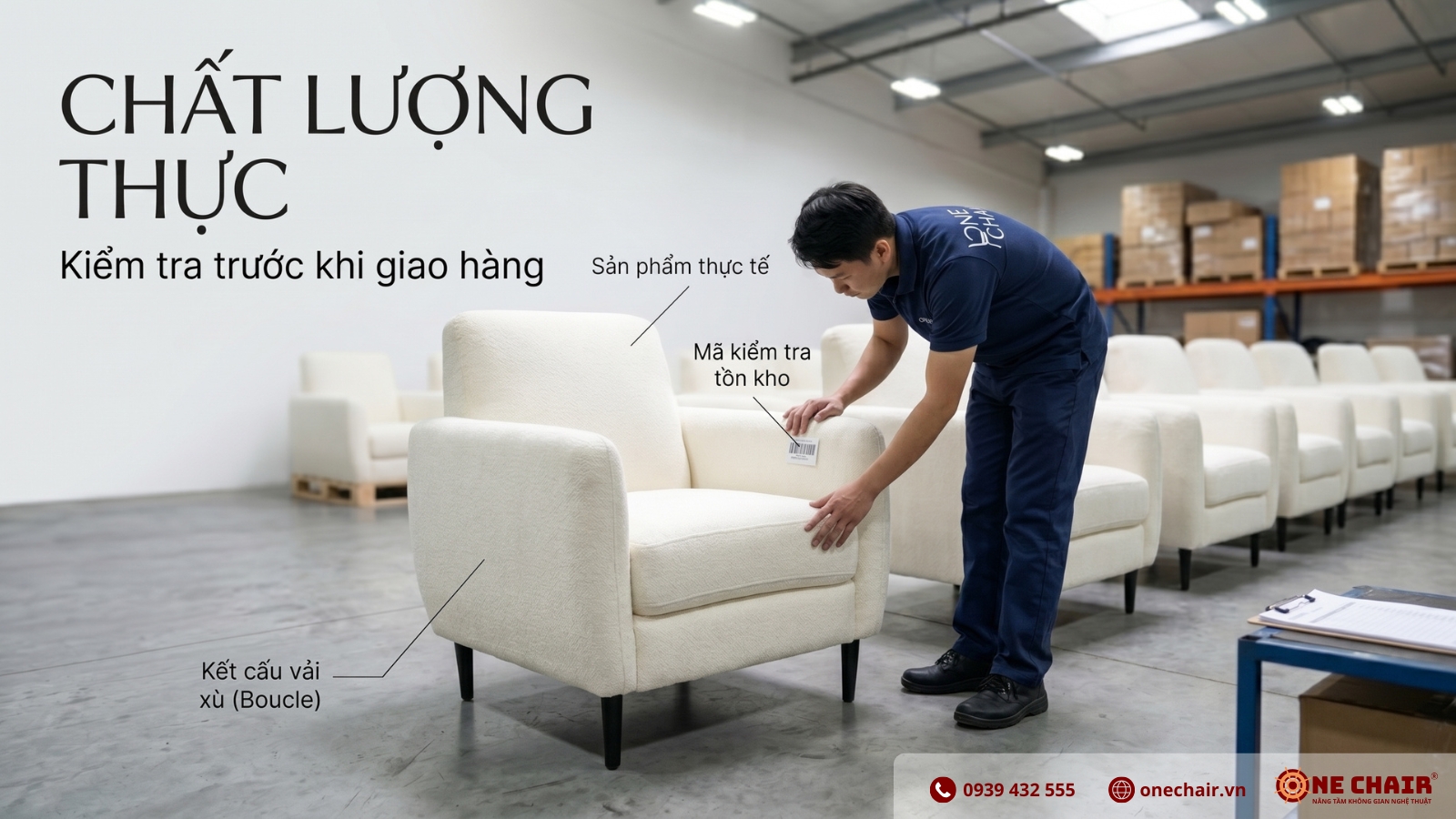 Nhân sự ONE CHAIR kiểm tra chất lượng Armchair Đơn VIP vải Boucle trắng trong kho trước khi giao cho sự kiện doanh nghiệp