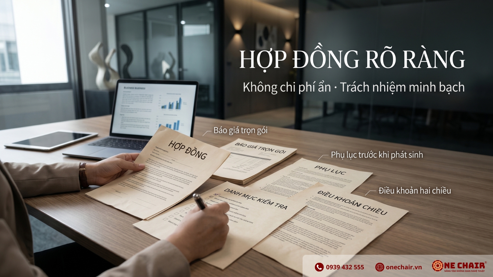 Procurement Manager xem xét hợp đồng thuê nội thất sự kiện rõ ràng từ ONE CHAIR — không phát sinh chi phí ẩn