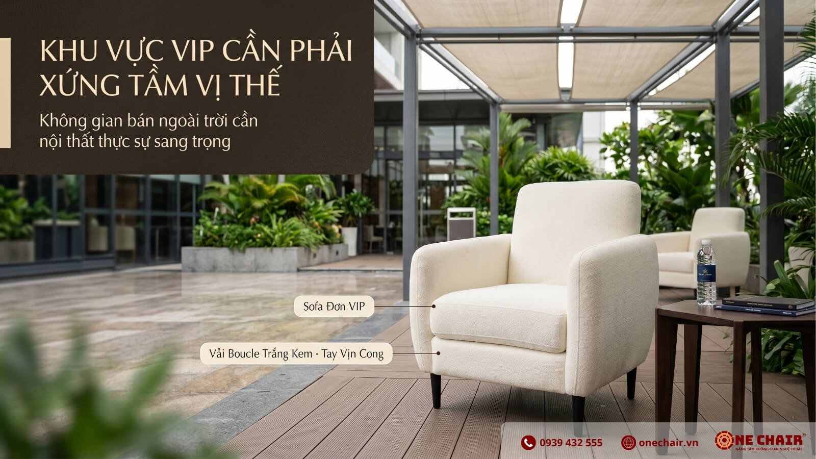 Sofa VIP Armchair Boucle trắng kem tay vịn bo cong chân gỗ đen ONE CHAIR trong khu VIP bán outdoor conference — tông ivory hoà với ánh sáng tự nhiên