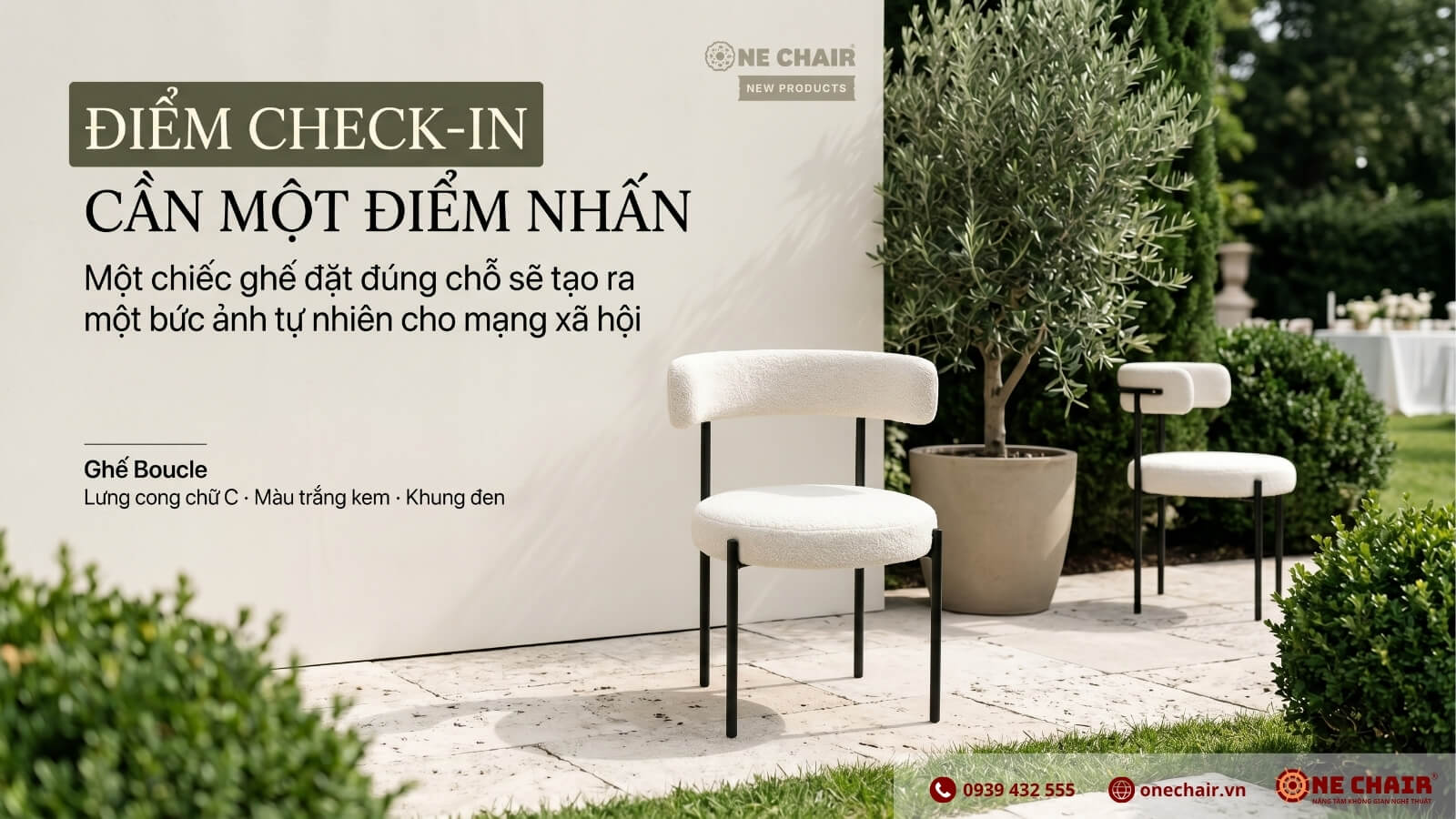 Boucle Chair lưng cong chữ C Boucle trắng kem khung đen ONE CHAIR đặt cạnh backdrop check-in outdoor conference tạo điểm chụp ảnh tự nhiên cho khách mời hội nghị