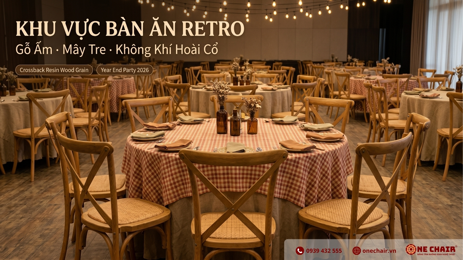 Ghế Crossback Resin vân gỗ nâu ấm nệm rattan ONE CHAIR quanh bàn tiệc tròn trong không gian Year End Party concept Retro 80s–90s — đèn sợi đốt warm tạo không khí hoài niệm