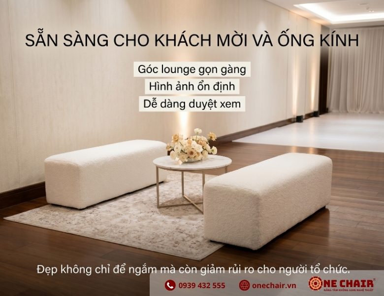 Bench Sofa trong góc lounge chỉn chu sẵn sàng trước khách mời và ống kính sự kiện
