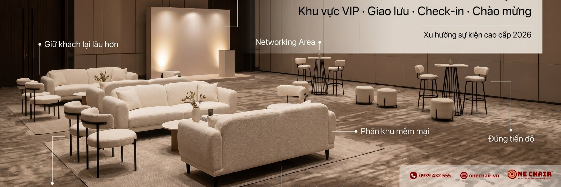 Khu lounge sự kiện cao cấp setup cụm sofa băng và đôn tone trầm theo concept thương hiệu