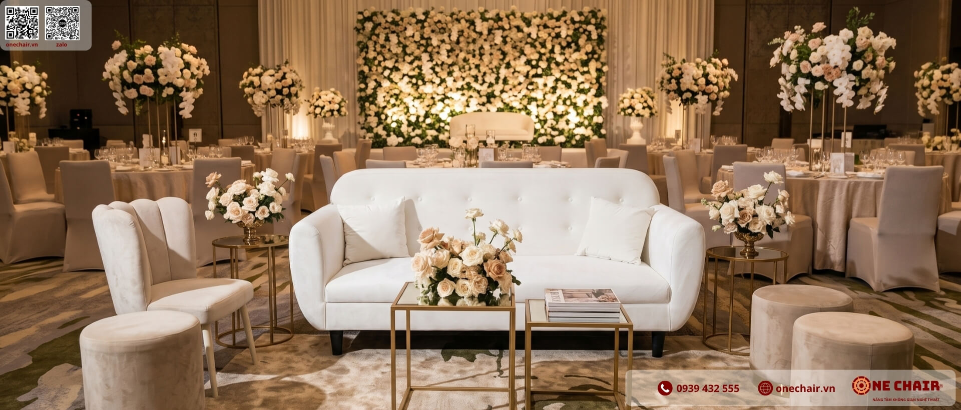 Toàn cảnh khu nghỉ tiệc cưới cao cấp với cụm sofa và bàn thấp