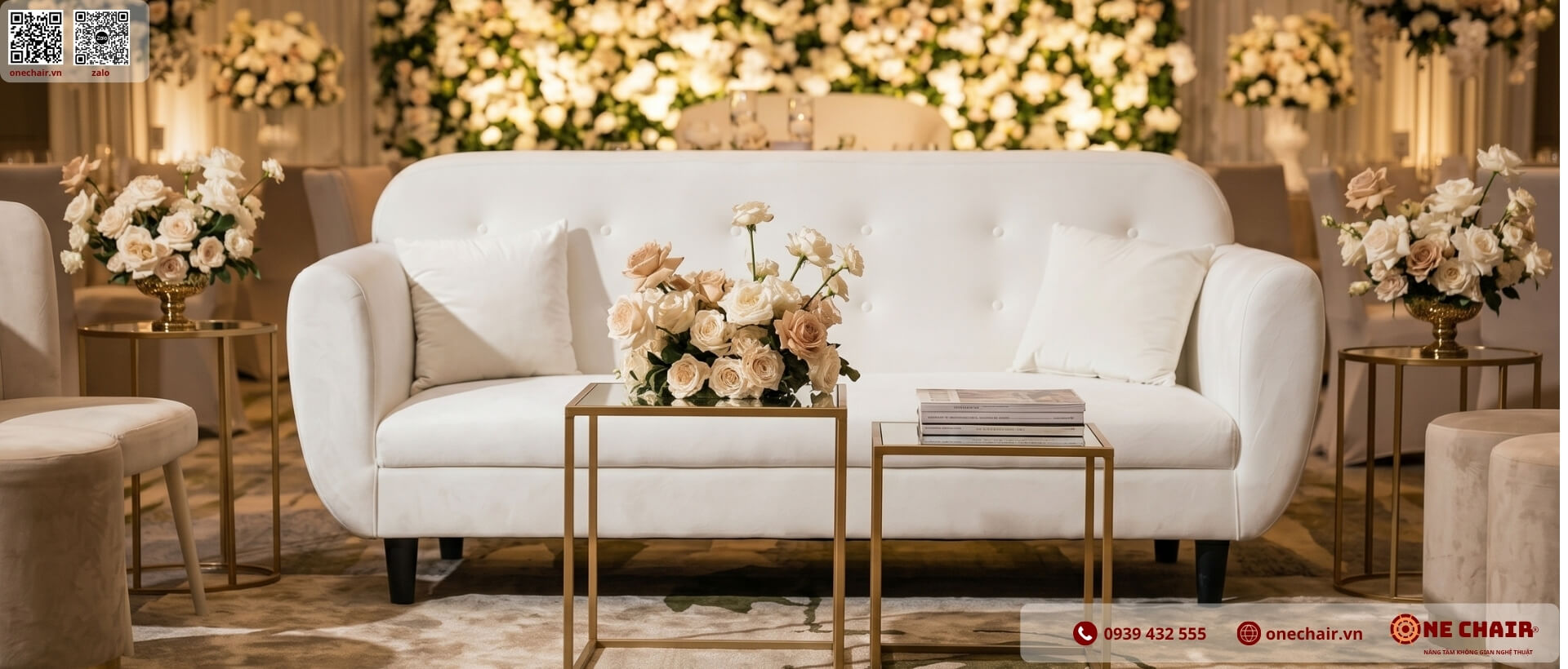 Sofa cong bọc nhung trong khu lounge tiệc cưới nhìn từ một góc khác