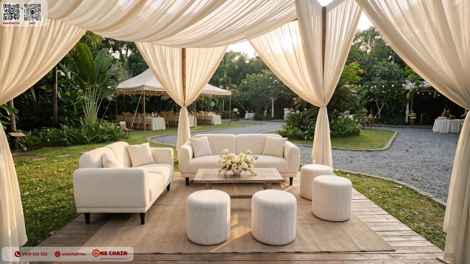 Lounge Sofa ivory nhìn từ góc khác trong tiệc cưới sân vườn