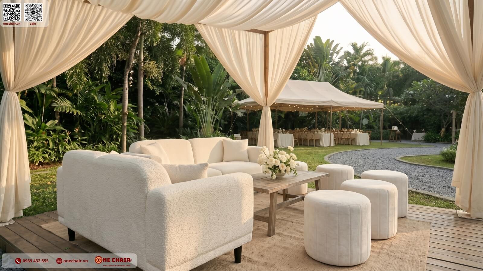 Toàn cảnh khu lounge cưới ngoài trời với cụm Lounge Sofa ivory