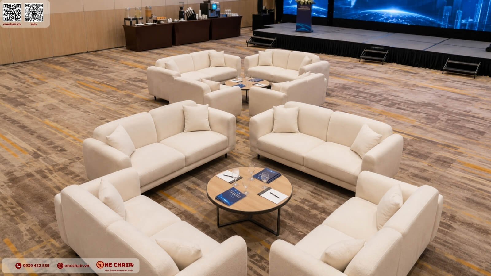Khu lounge networking nhìn từ góc khác trong hội nghị doanh nghiệp