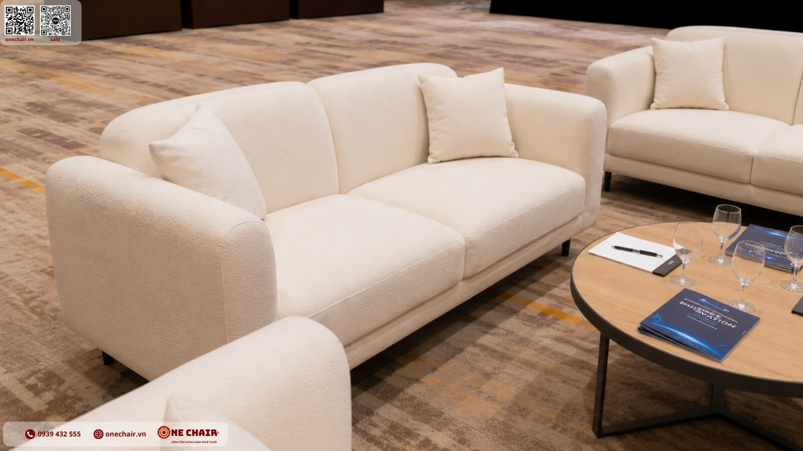 Toàn cảnh khu nghỉ networking với cụm sofa ivory tại sự kiện