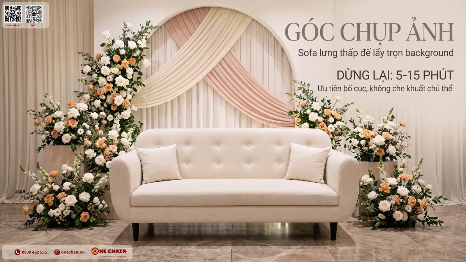 Sofa tại góc chụp hình tiệc cưới với lưng thấp để không che phông nền