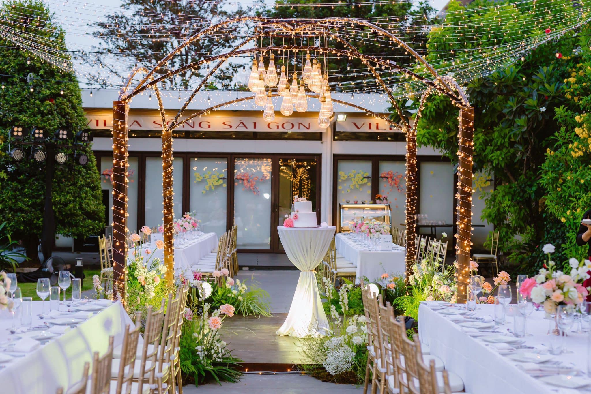 Hình 1: Tiệc cưới lãng mạn tại Villa Song Saigon.